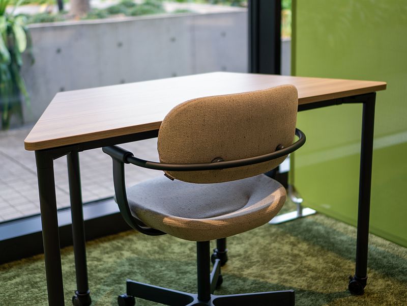 「Suupパシフィコ横浜ノース店」デスクと椅子