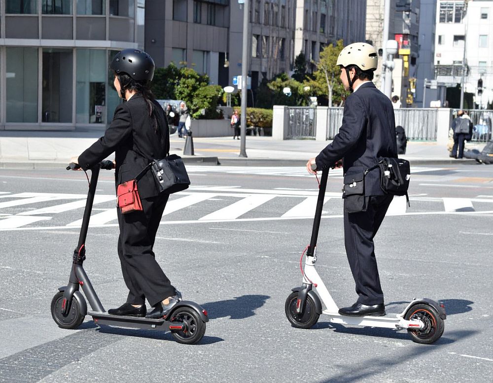 電動モビリティに乗るビジネスパーソン